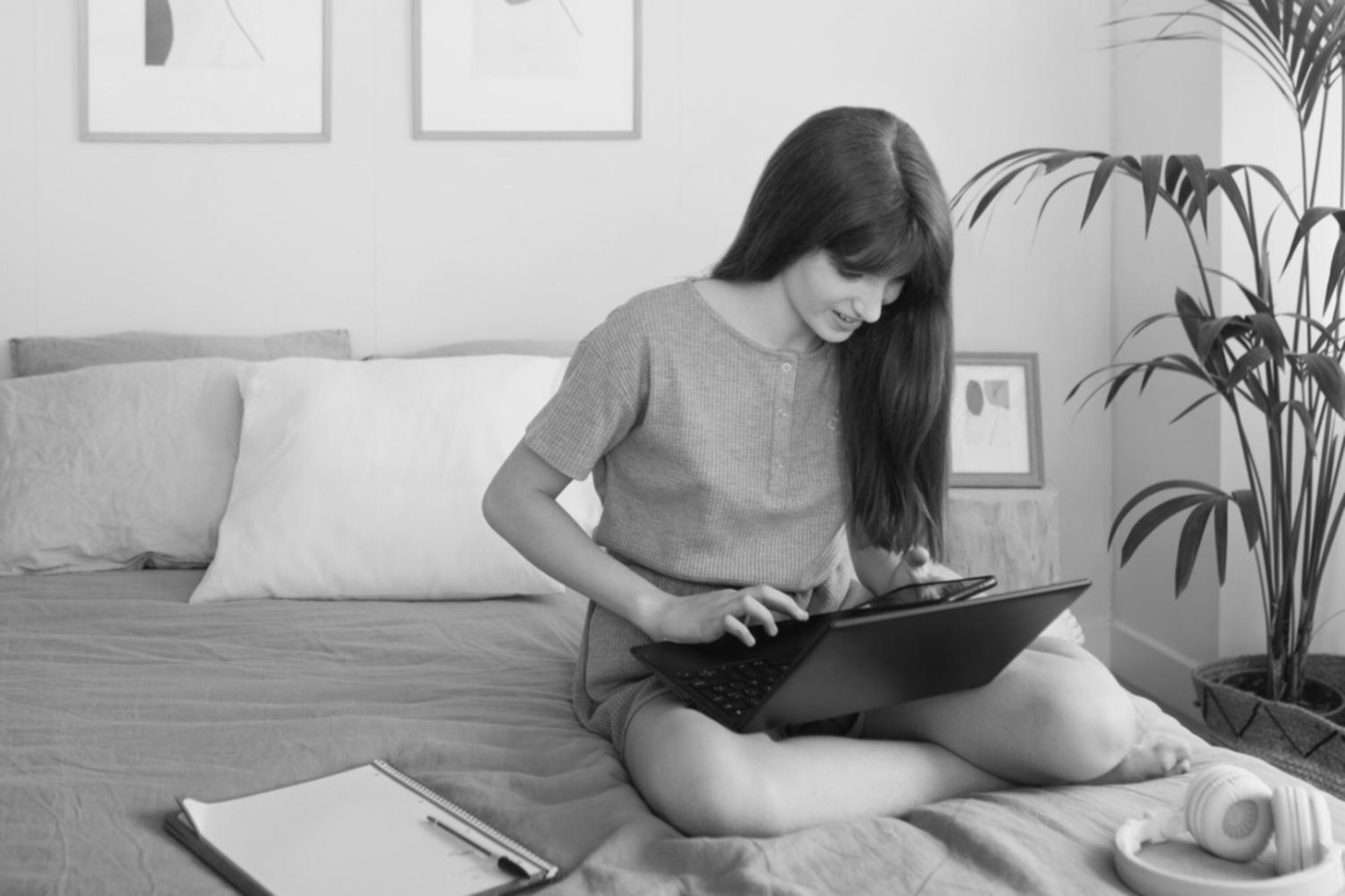 Modernes Büro mit Finanzteam bei der Arbeit