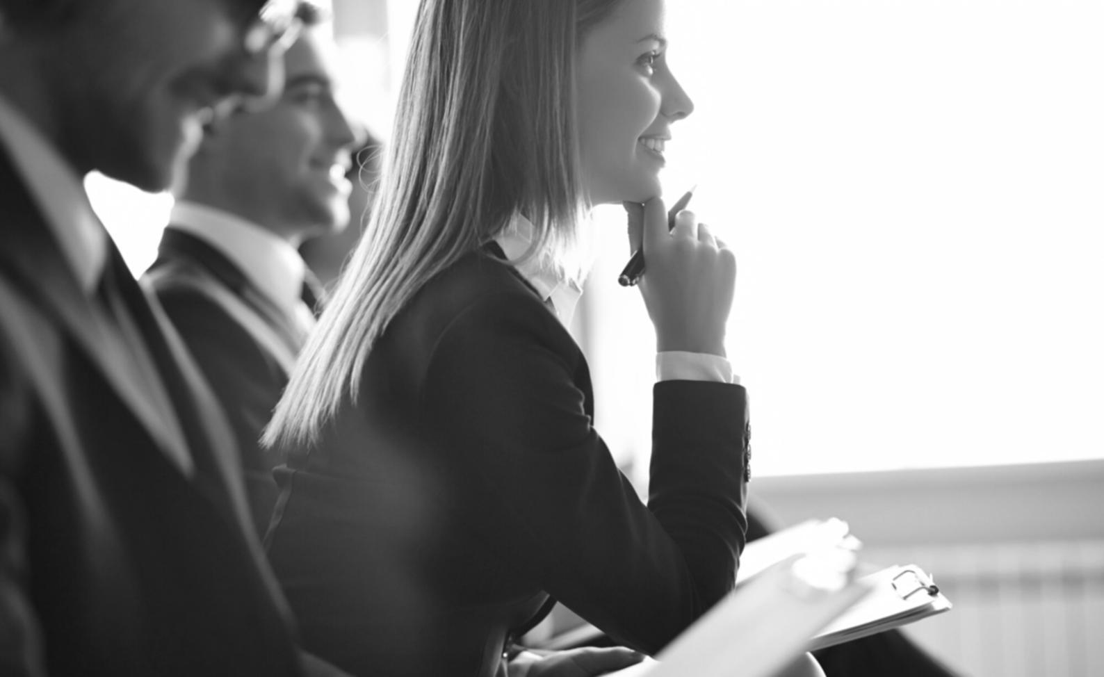 Teammeeting zur Optimierung von Budgetprozessen